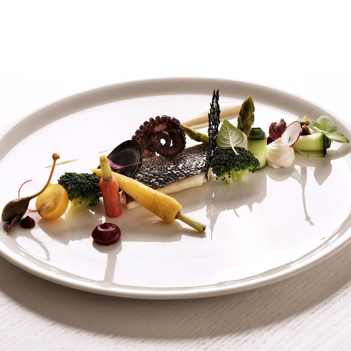 Gegartes Lachsfilet mit Gemüse auf dem Myconian Ambassador Relais & Chateaux