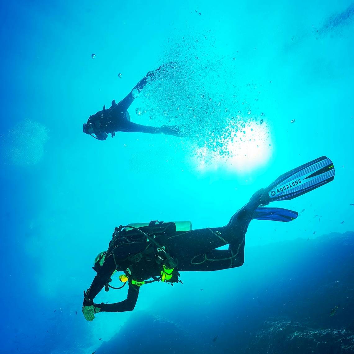 Zwei Taucher erkunden das Meer mit Aqualung-Ausrüstung.