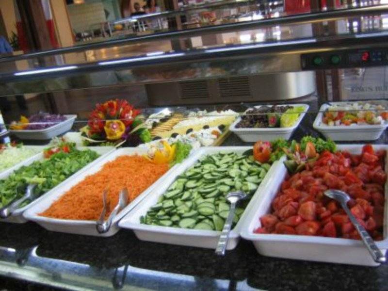 Buffet mit verschiedenen Salaten im Djerba Holiday Beach Hotel.