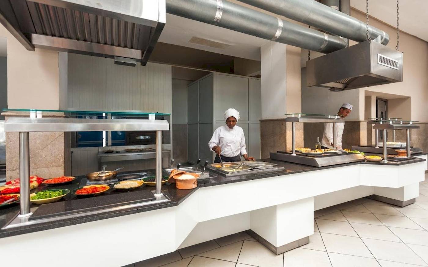Buffet im Restaurant des Djerba Holiday Beach Hotels mit Köchen und Speisen.