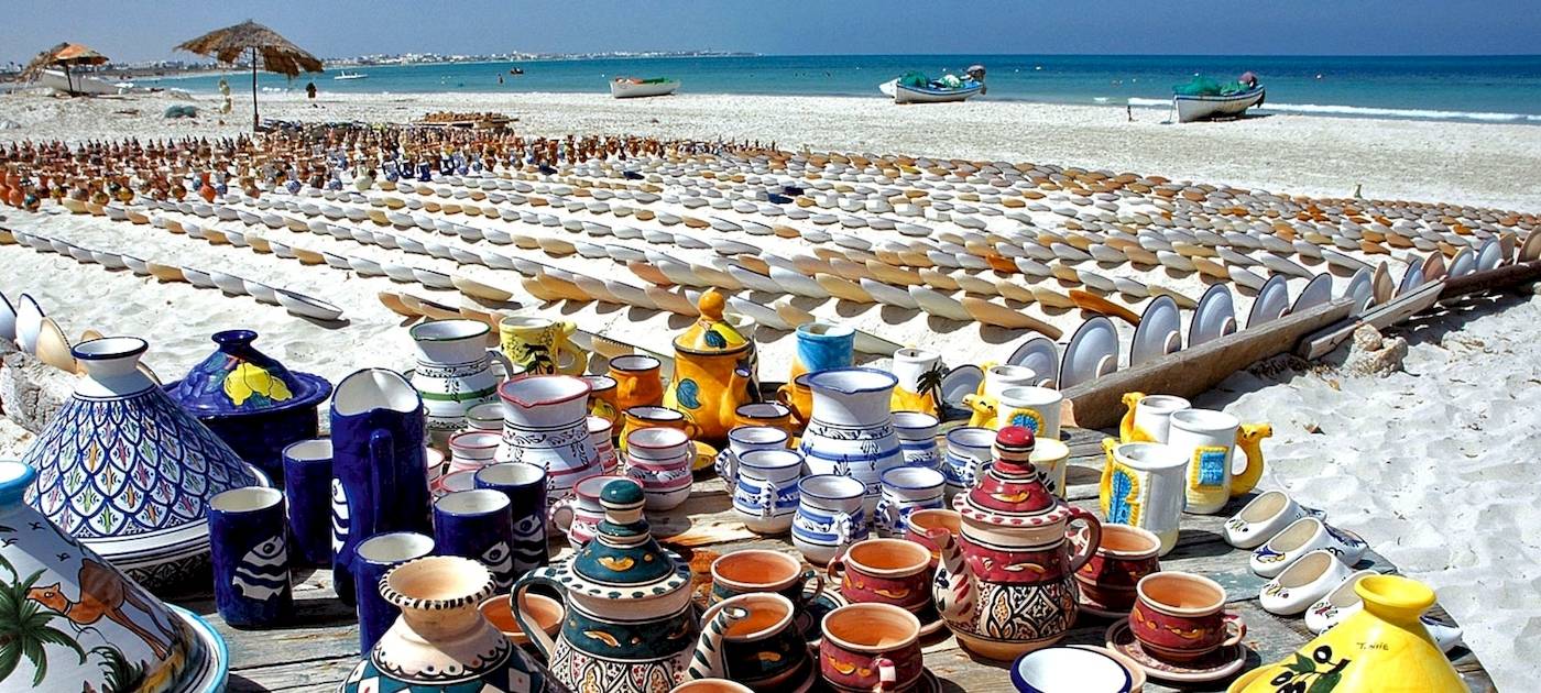 Djerba Holiday Beach Strand mit vielen Keramikgeschirr im Sand