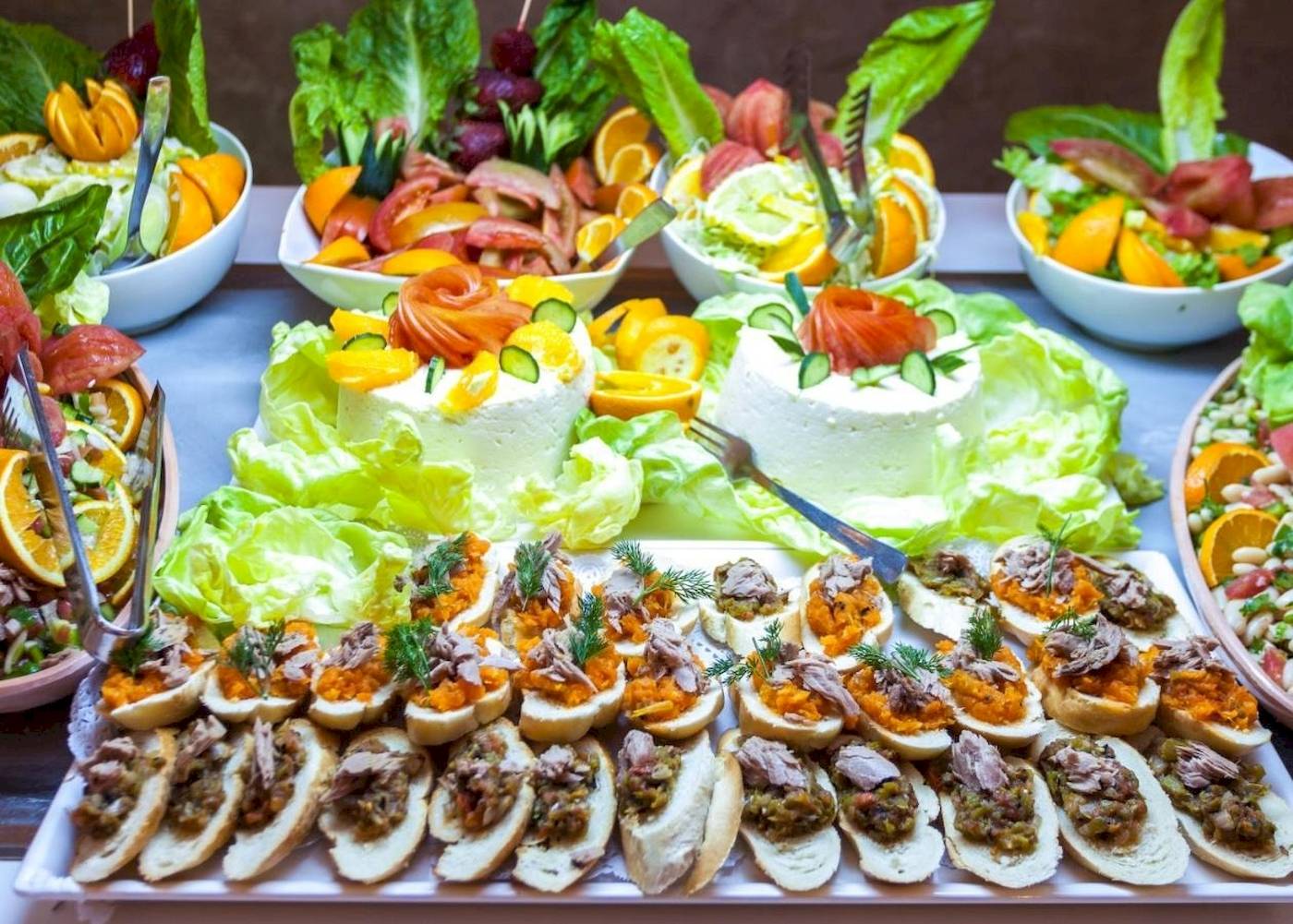 Buffet-Tisch im Djerba Holiday Beach Hotel mit verschiedenen Salaten und Häppchen.