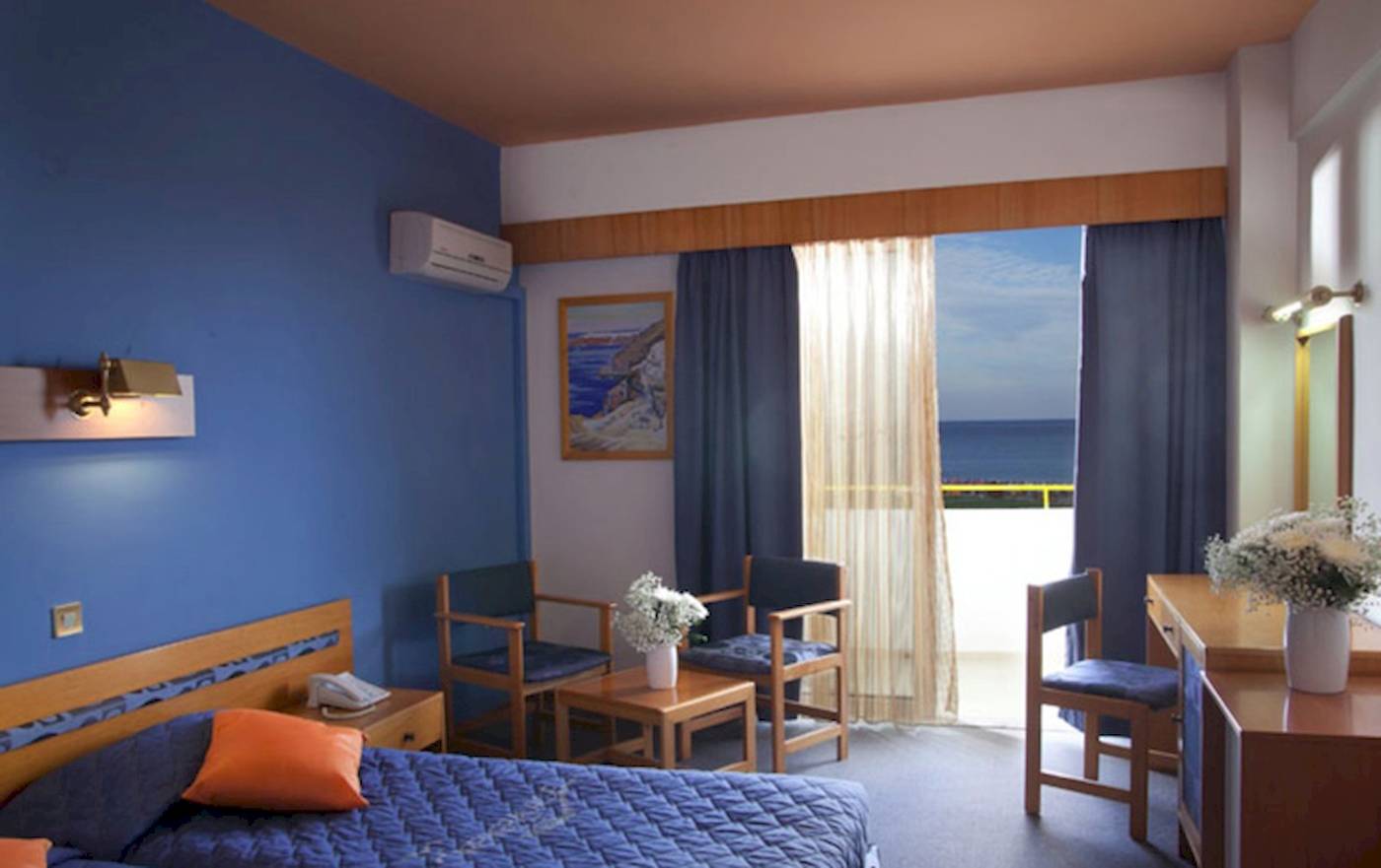 Hotelzimmer im Irene Palace Beach Resort mit Blick auf das Meer.