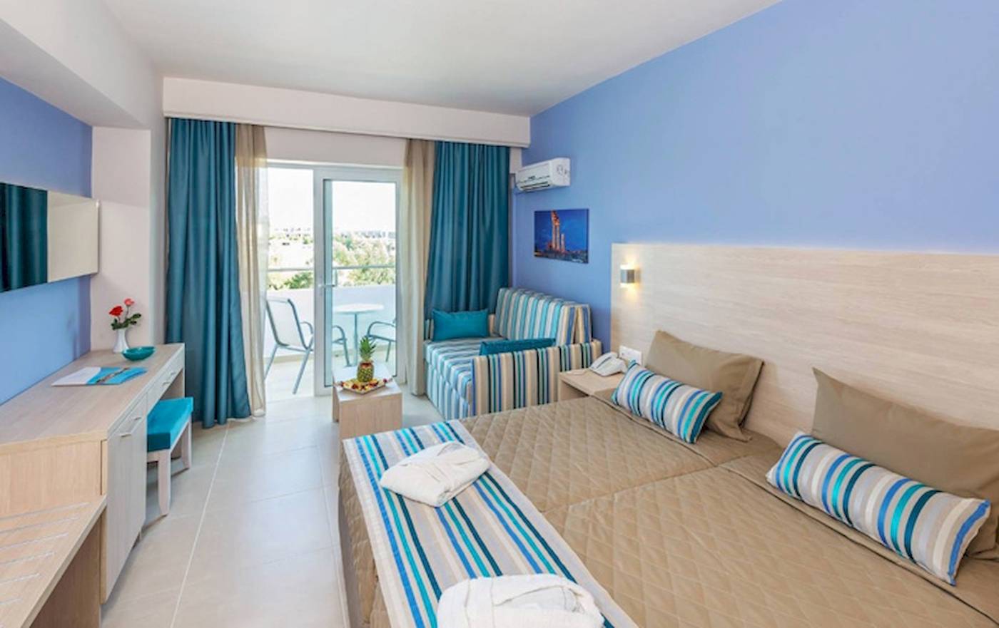 Zimmer im Irene Palace Beach Resort mit Blick auf den Balkon und Gartenmöbel.