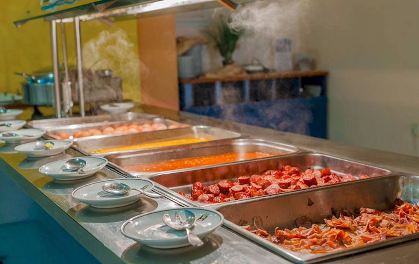 Buffet-Tisch im Irene Palace Beach Resort mit verschiedenen Gerichten.