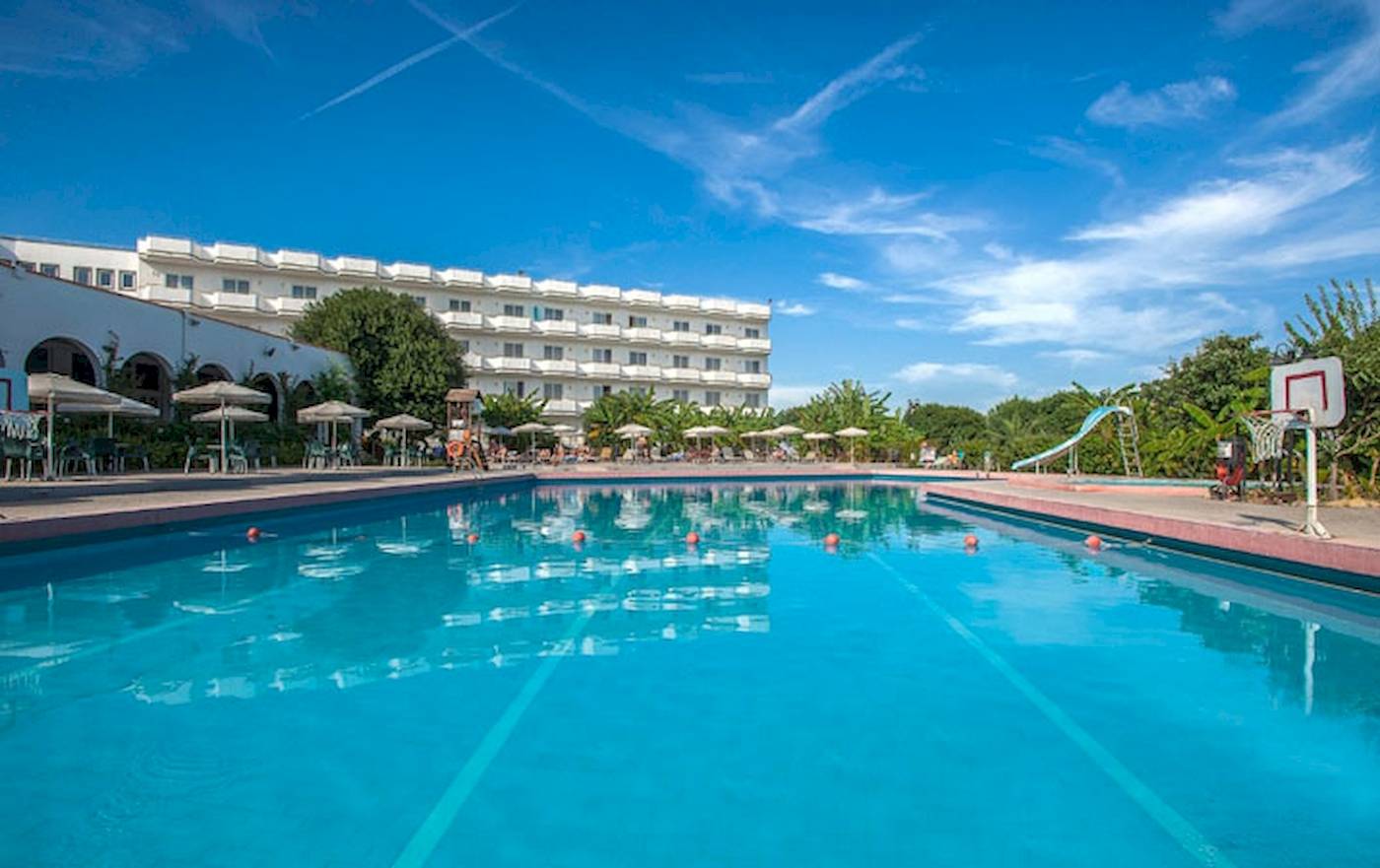 Außenpool des Irene Palace Beach Resort Hotels mit Sonnenschirmen und Spielplatz.