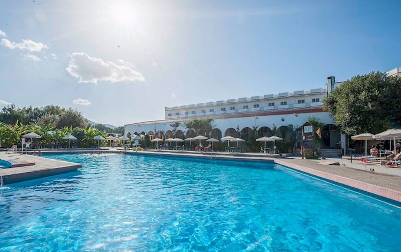 Außenpool des Irene Palace Beach Resorts an einem sonnigen Tag.