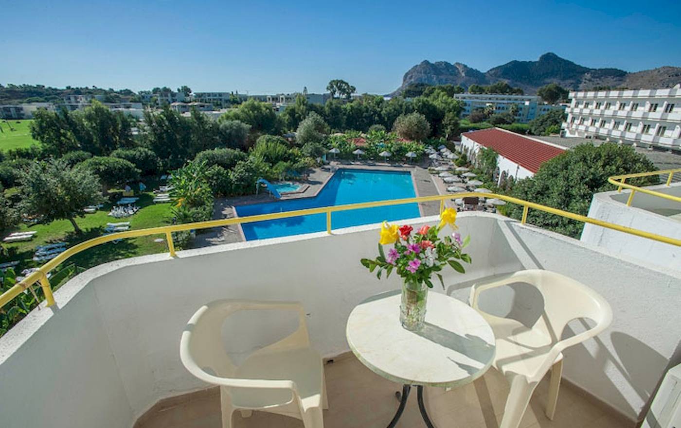 Terrasse des Irene Palace Beach Resorts mit Blick auf einen Pool und Blumen