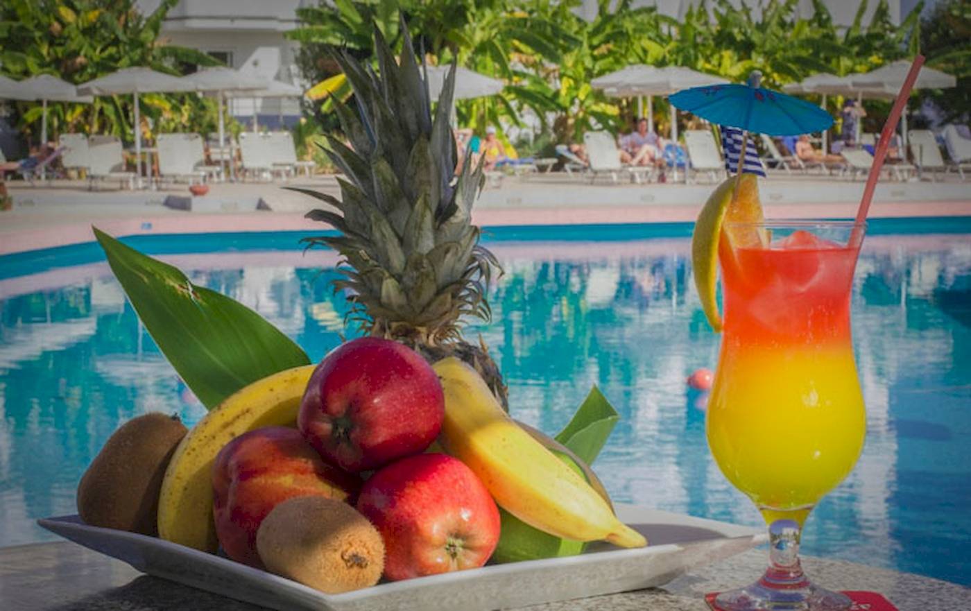 Früchte und Cocktail neben dem Pool im Irene Palace Beach Resort.