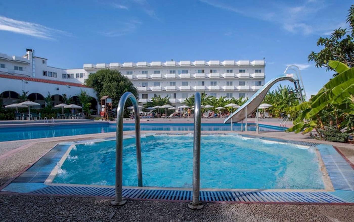 Der Pool mit einer Rutsche im Irene Palace Beach Resort