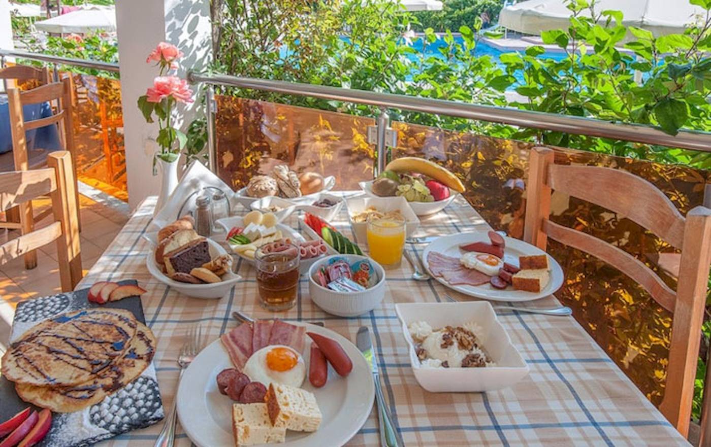 Frühstückstisch im Irene Palace Beach Resort mit Blick auf den Pool.