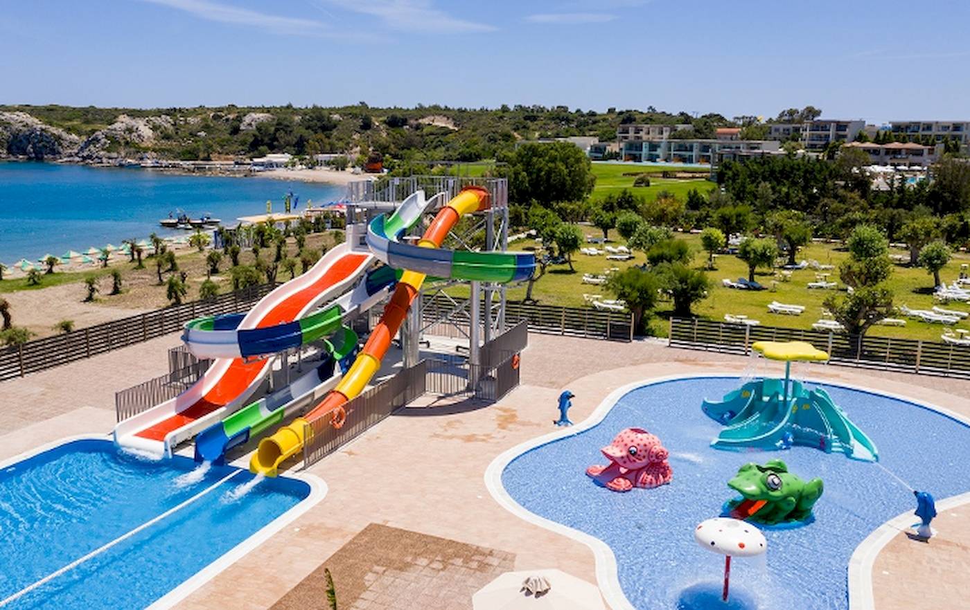 Wasserrutsche im Irene Palace Beach Resort mit Blick auf den Strand und das Meer.