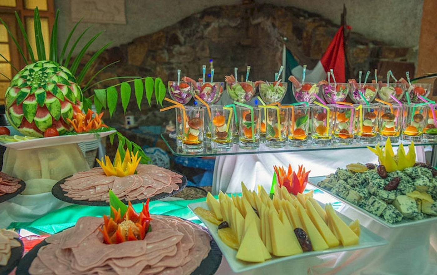 Buffet im Irene Palace Beach Resort mit verschiedenen Speisen und Getränken.