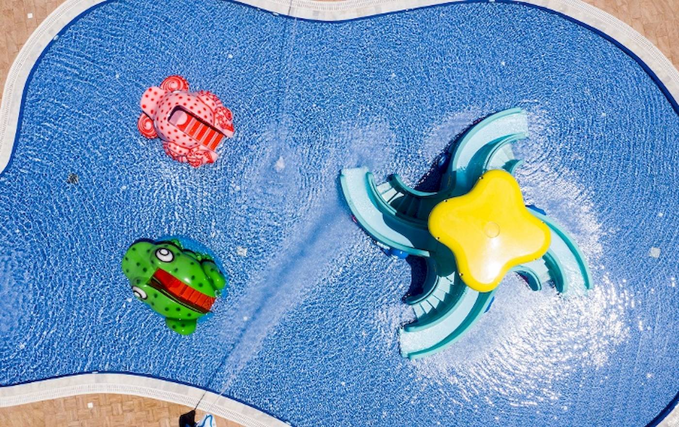 Pool im Irene Palace Beach Resort mit bunten Spieltieren.