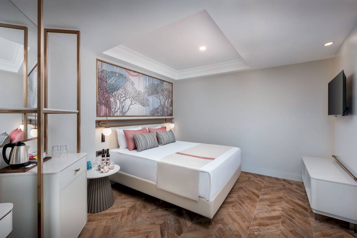 Das elegante Zimmer im Delphin Palace Hotel mit großem Bett, Kunstwerk an der Wand und modernen Möbeln.