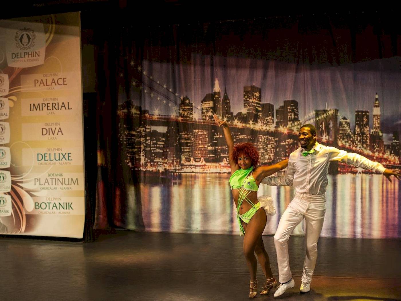 Paar tanzt im Delphin Palace Hotel vor einer New York Skyline Kulisse