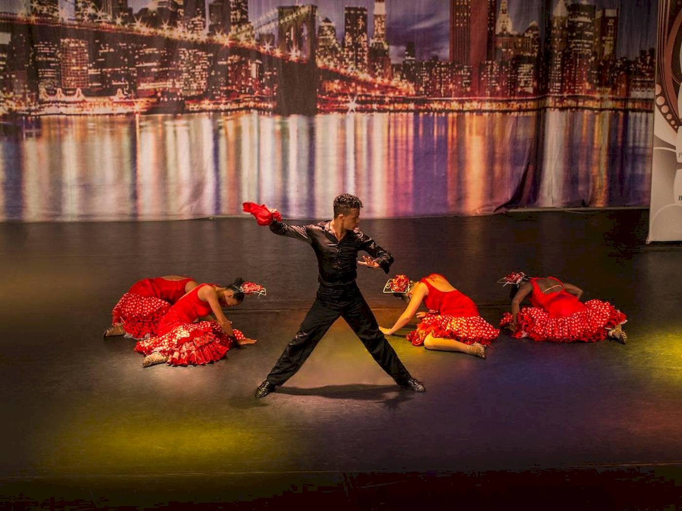 Tanzgruppe auf der Bühne des Delphin Palace Hotels