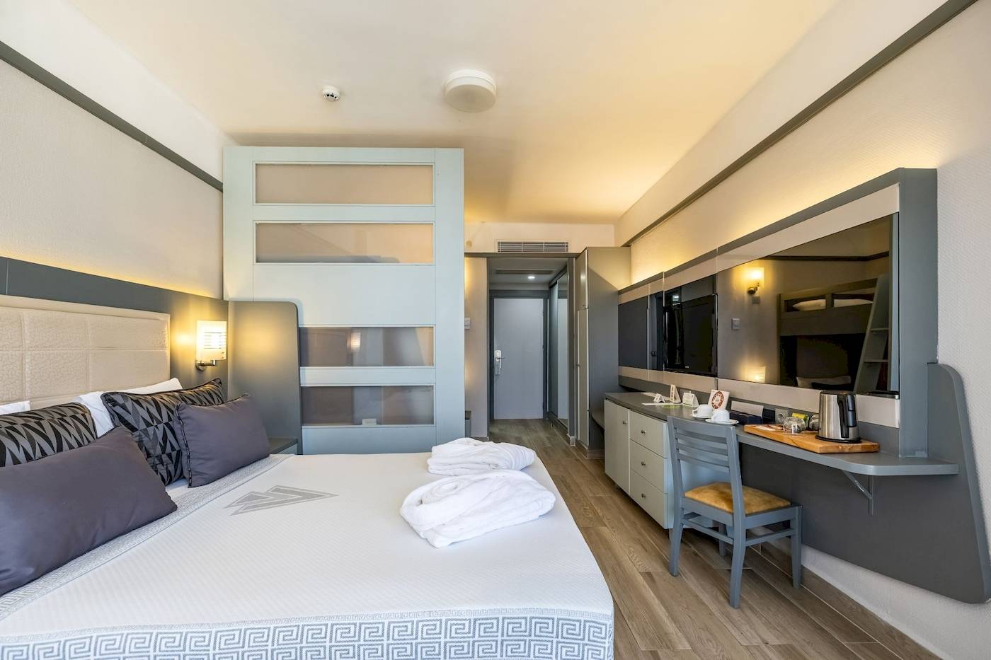 Hotelzimmer im VONRESORT Golden Coast mit Bett, Schreibtisch und Fernseher.