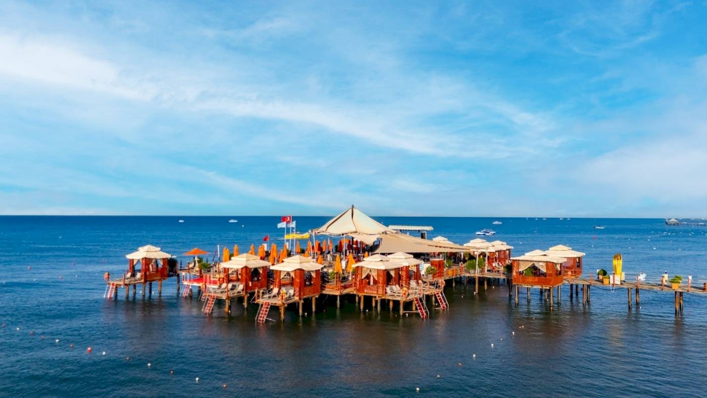 Luftaufnahme des VONRESORT Golden Coast mit Überwasser-Lounge am Meer