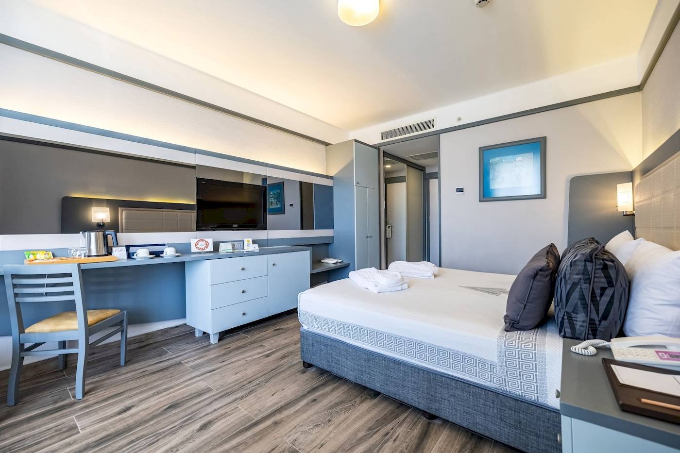 Hotelzimmer im VONRESORT Golden Coast mit Bett, Schreibtisch und Fernseher.