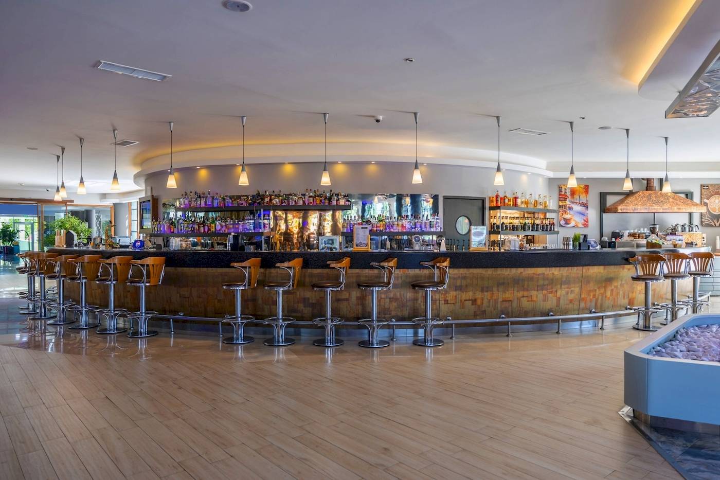 Vonresort Golden Coast Hotel Bar mit Barhockern und einer vollen Bar.