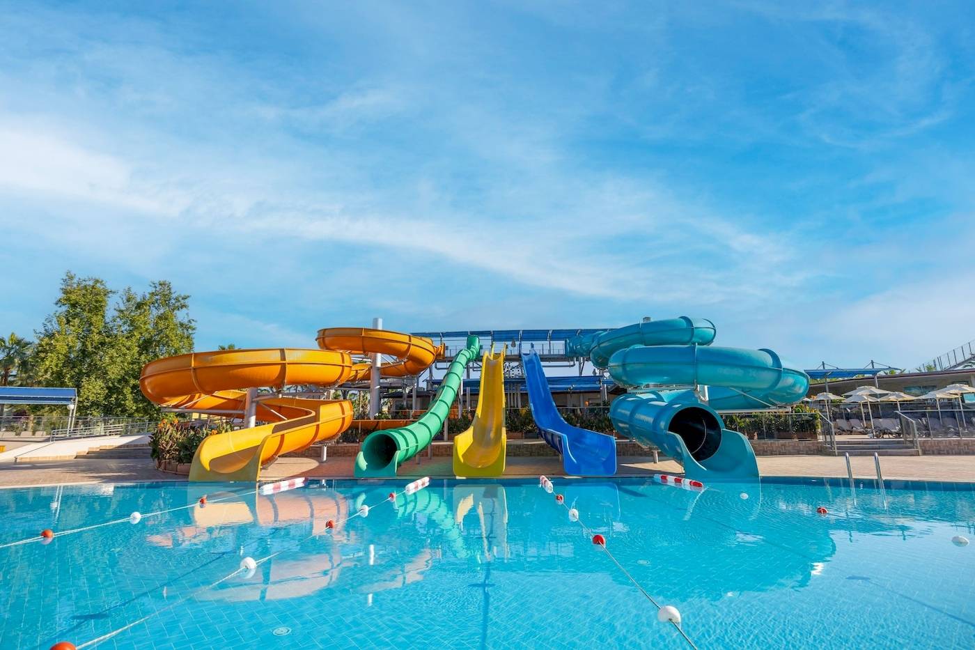Wasserrutschen und Pool im VONRESORT Golden Coast.