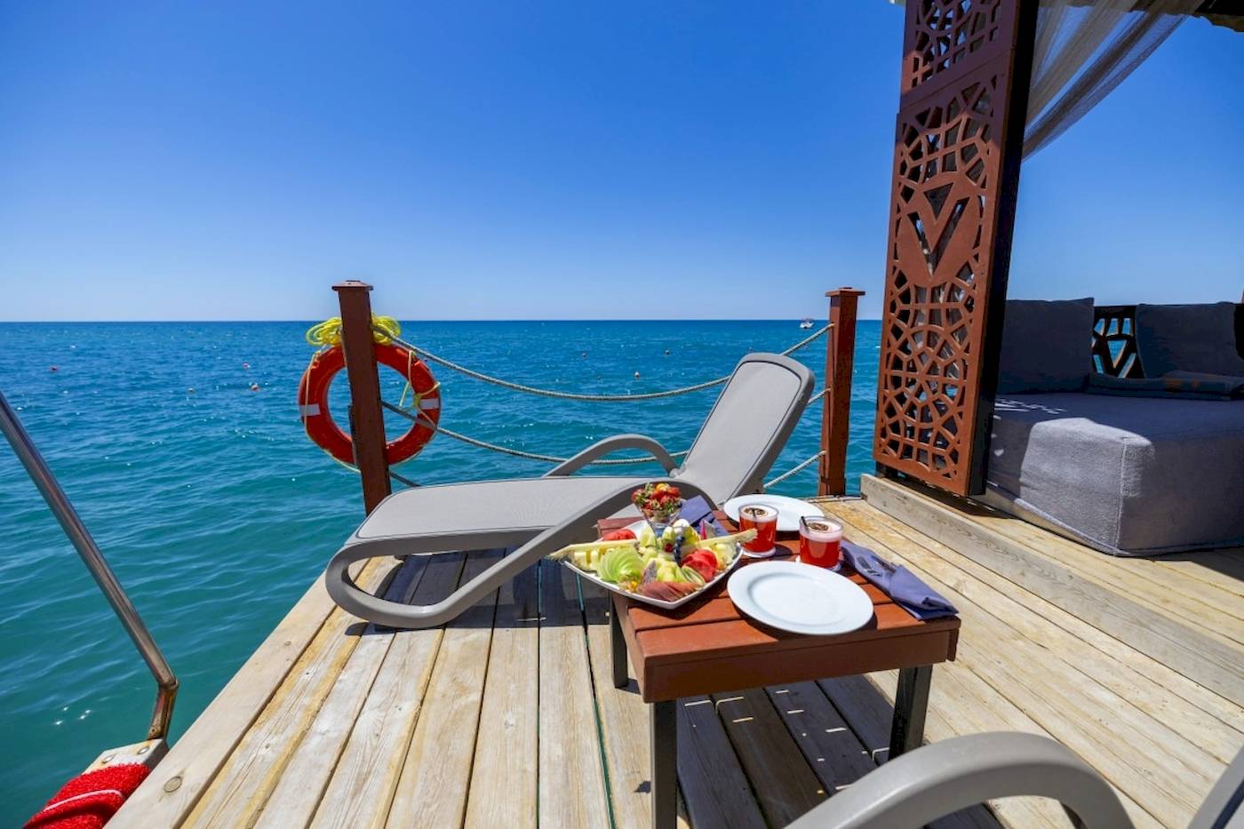 Frühstückstisch auf der Terrasse des VONRESORT Golden Coast mit Blick auf das Meer.