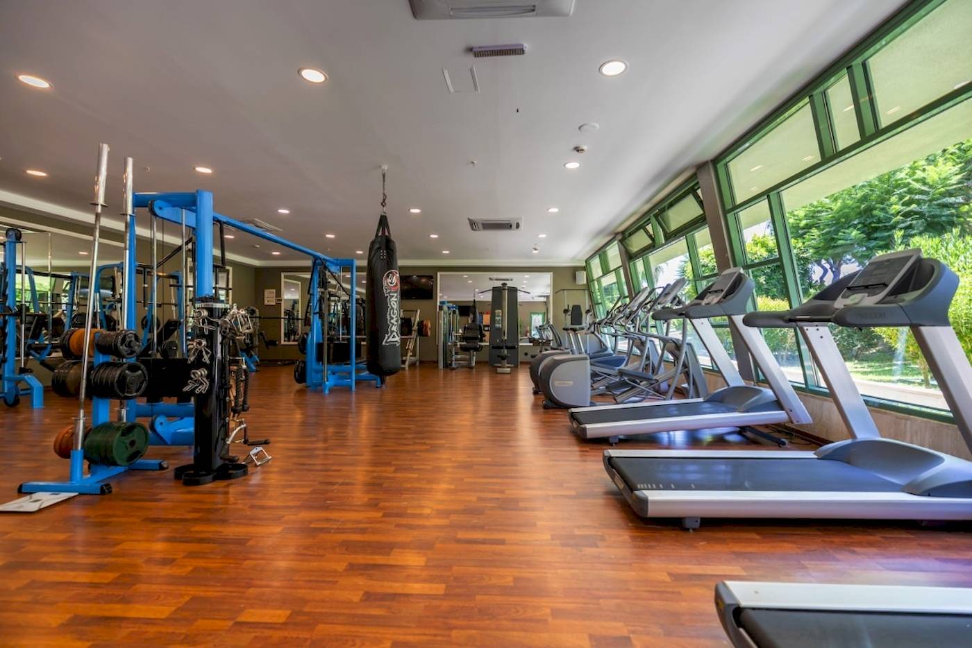 Fitnesscenter im VONRESORT Golden Coast mit Laufbändern und Trainingsgeräten.