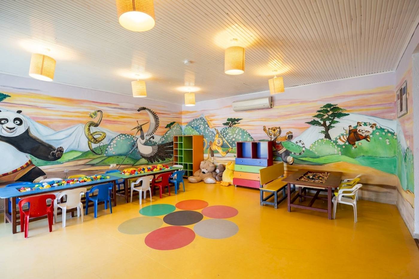 Kinderzimmer im VONRESORT Golden Coast mit bunten Tiermurals und Spielzeug.