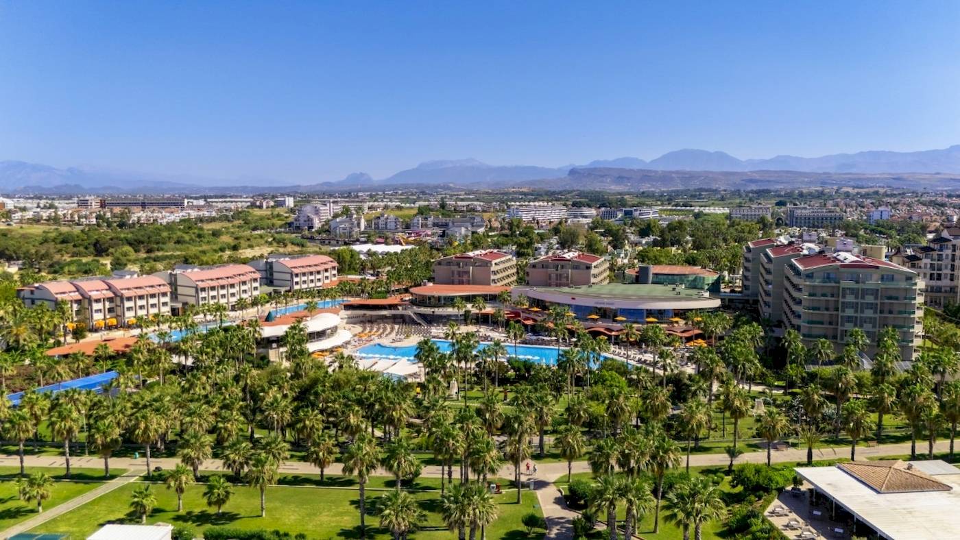 Luftaufnahme des VONRESORT Golden Coast Hotels mit mehreren Swimmingpools und vielen Palmen