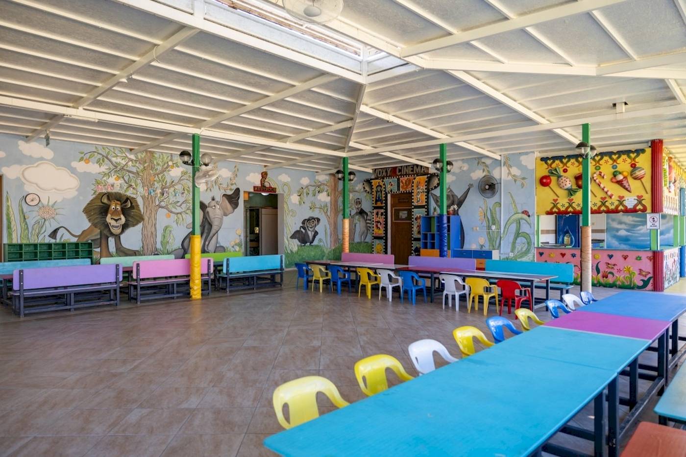 Kinderspeisesaal im VONRESORT Golden Coast mit bunten Tisch und Stühlen.