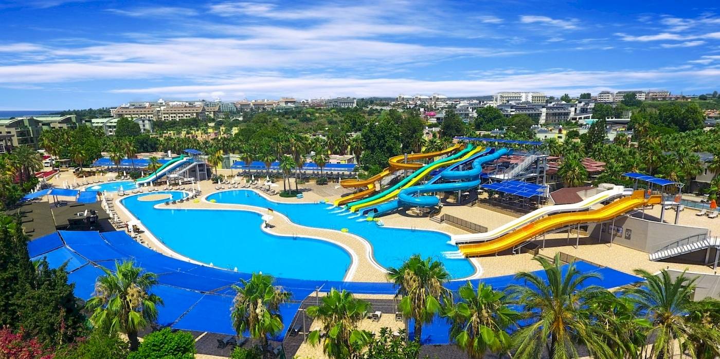 Luftaufnahme des Wasserparks im VONRESORT Golden Coast mit mehreren Rutschen und Pools.