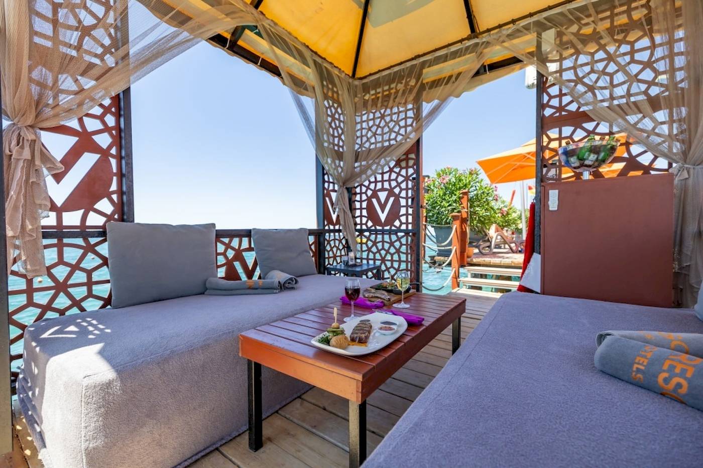 Poolbereich mit Loungesofas im VONRESORT Golden Coast