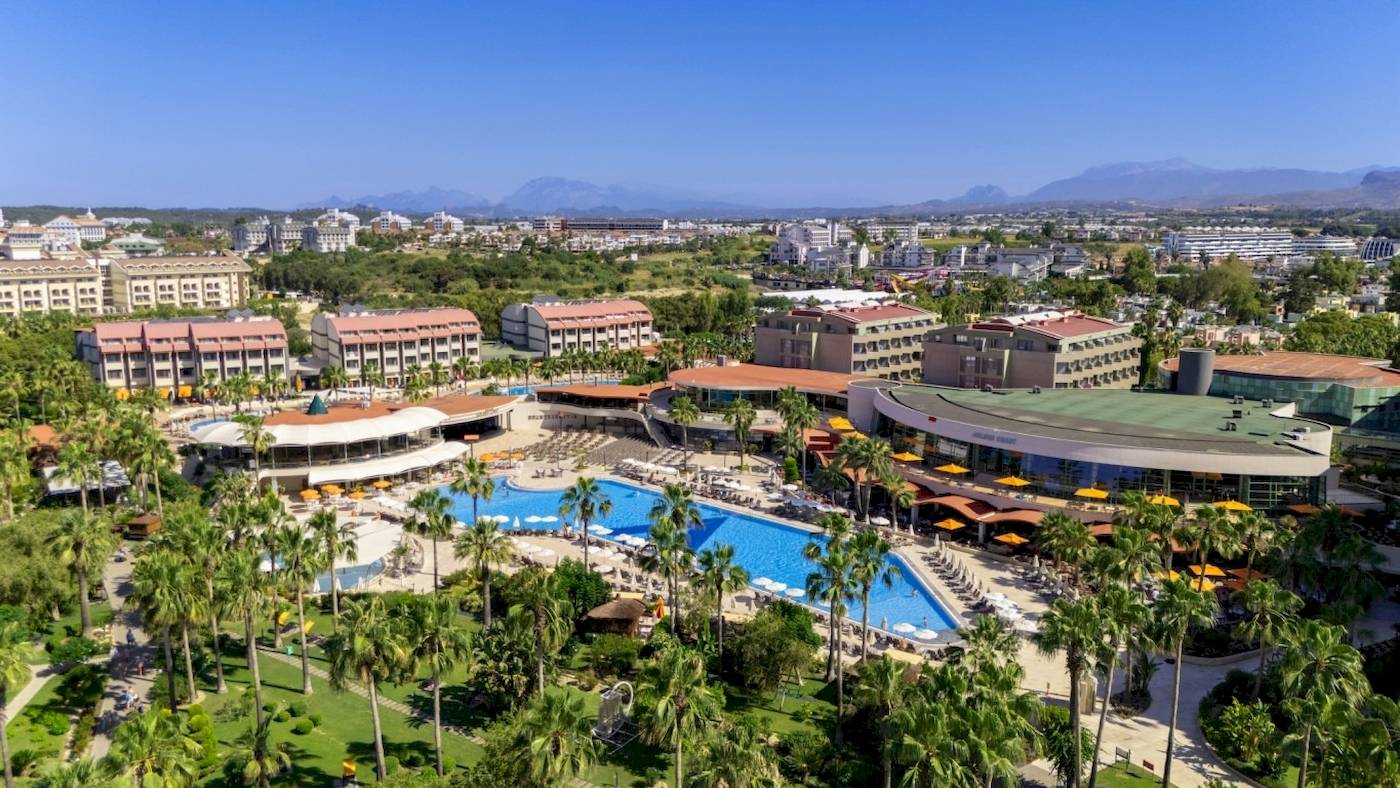 Luftaufnahme des VONRESORT Golden Coast Hotels mit Swimmingpool und Gebäuden