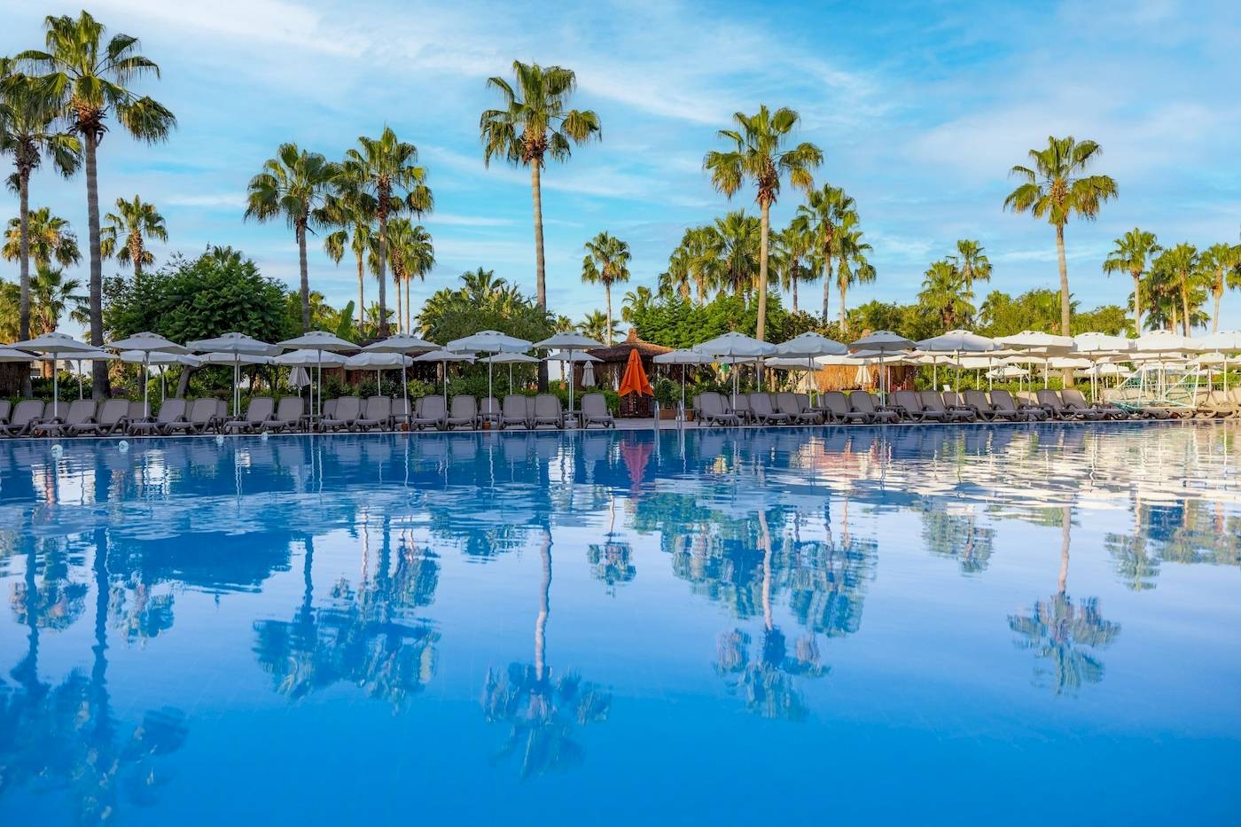 Außenpool des VONRESORT Golden Coast mit vielen Liegen und Sonnenschirmen.