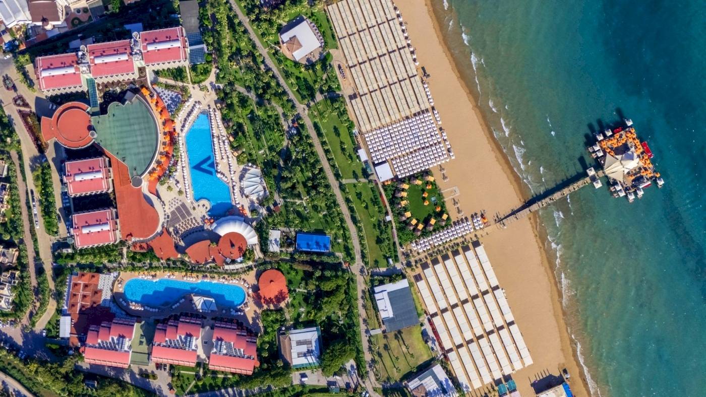 Luftaufnahme des VONRESORT Golden Coast mit Pools, Gebäuden und Strand