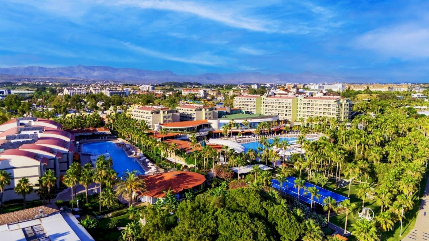 Luftaufnahme des VONRESORT Golden Coast Hotels mit Swimmingpools, Gebäuden und Bäumen