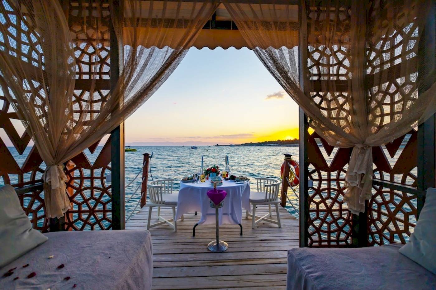 Dinnertisch auf der Terrasse des VONRESORT Golden Coast während des Sonnenuntergangs