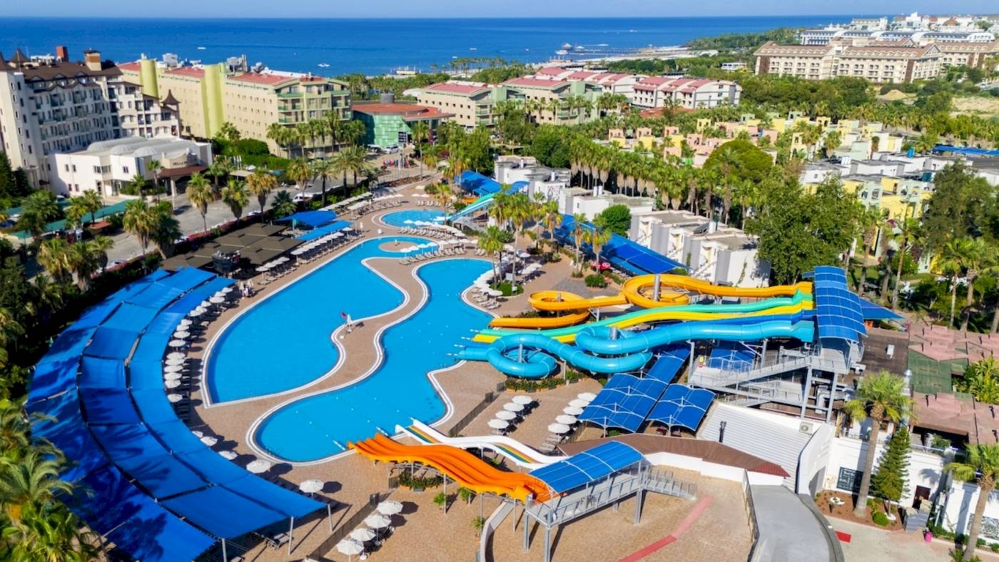 Luftaufnahme des VONRESORT Golden Coast mit Swimmingpools und Wasserrutschen