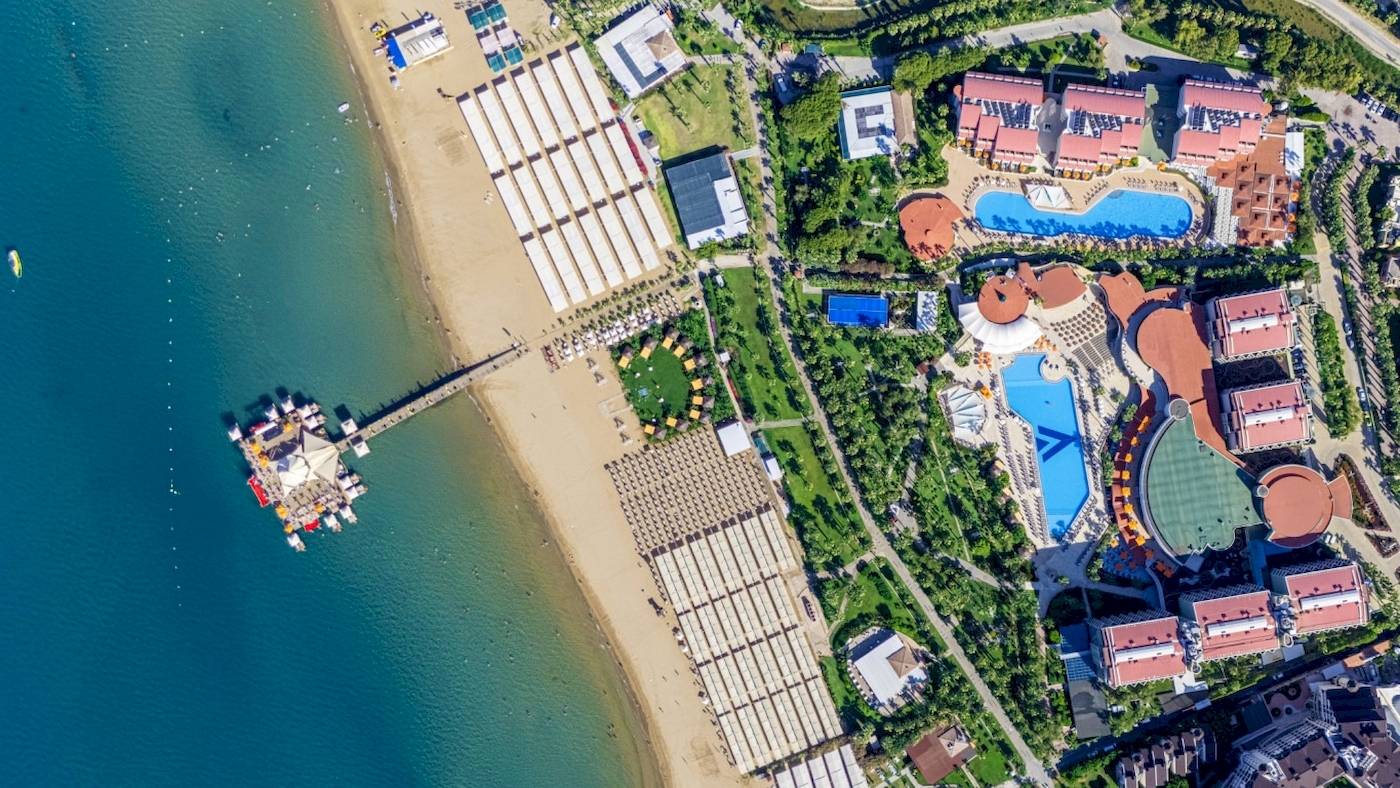 Luftaufnahme des VONRESORT Golden Coast mit Strand, Pools und Gebäuden.