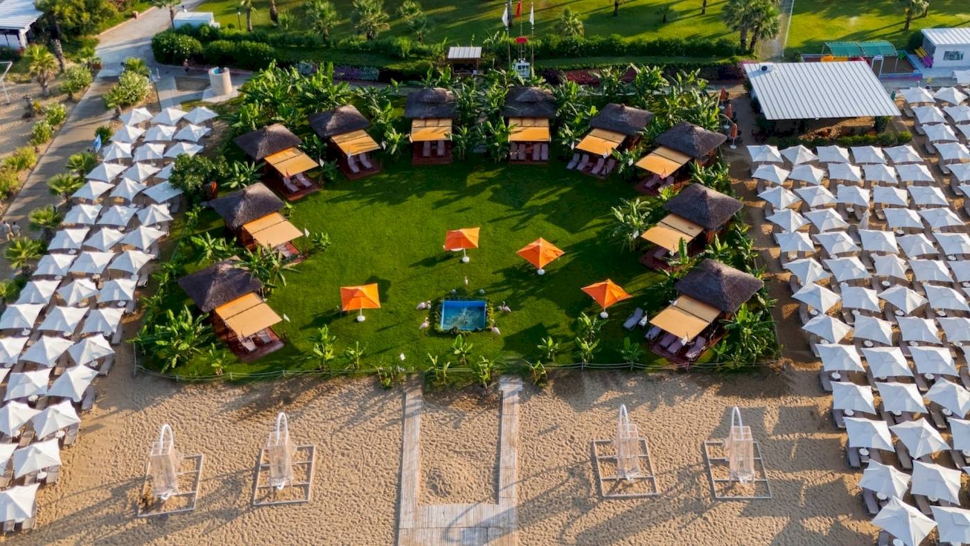 Luftaufnahme des VONRESORT Golden Coast mit vielen Sonnenschirmen und Bungalows.