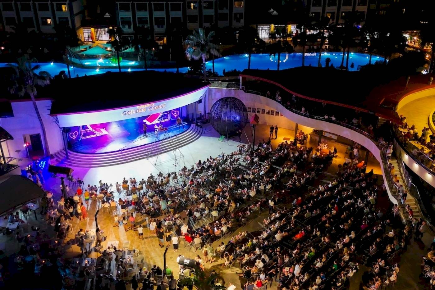 Abendveranstaltung im Freien im VONRESORT Golden Coast, viele Besucher sitzen in der Arena.