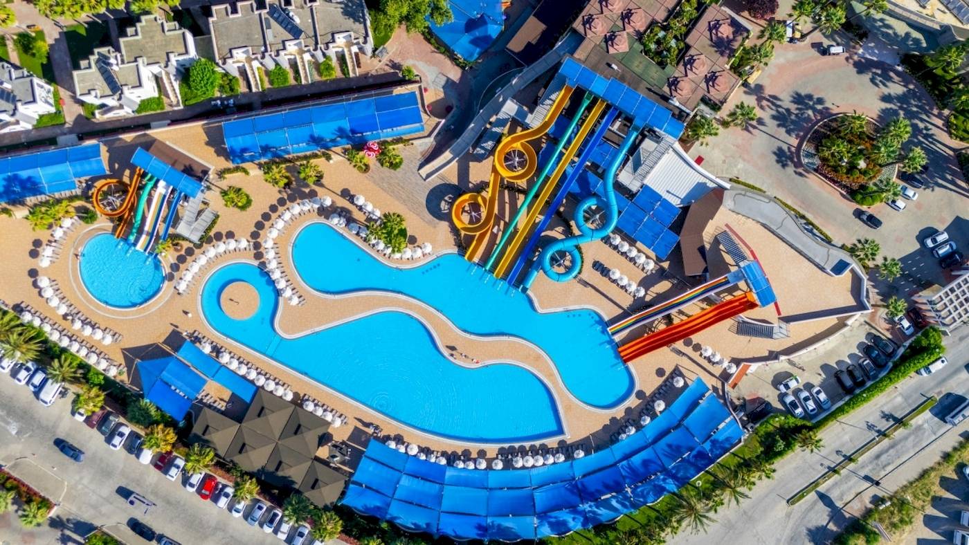 Luftaufnahme des Wasserparks im VONRESORT Golden Coast mit mehreren Rutschen und einem großen Schwimmbecken.