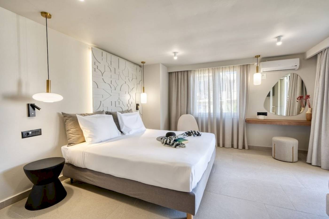 Hotelzimmer im Georgioupolis Resort Aquapark & SPA mit weißem Bett, Möbeln und Dekor.