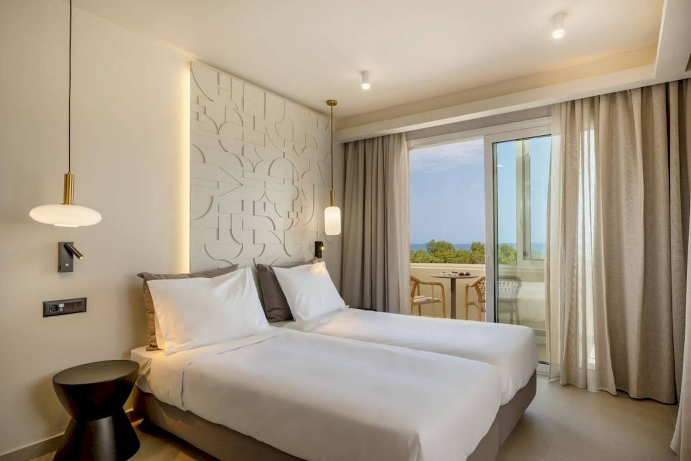 Doppelbett-Zimmer im Georgioupolis Resort Aquapark & SPA mit Balkon und Meerblick.