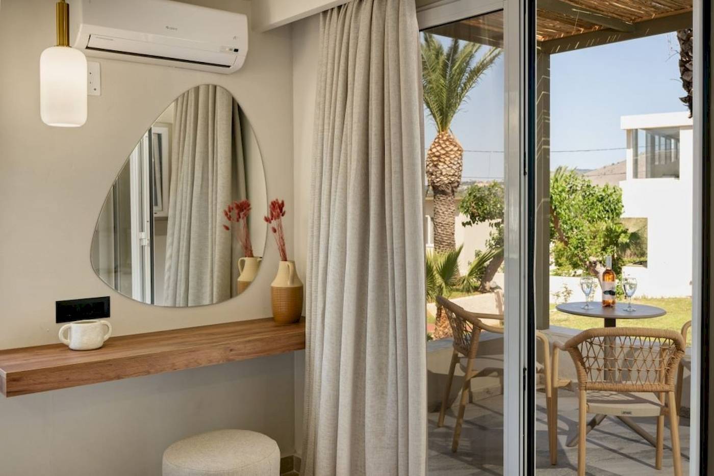 Aussicht von der Zimmertür des Georgioupolis Resort Aquapark & SPA mit Inneneinrichtung und Terrasse