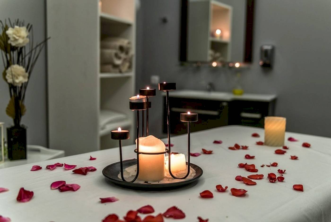 Massage-Tisch mit Kerzen im Georgioupolis Resort Aquapark & SPA Hotel.