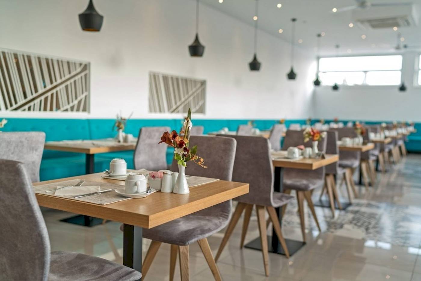 Frühstücksbereich im Georgioupolis Resort Aquapark & SPA Hotel mit vielen Tischen und Stühlen