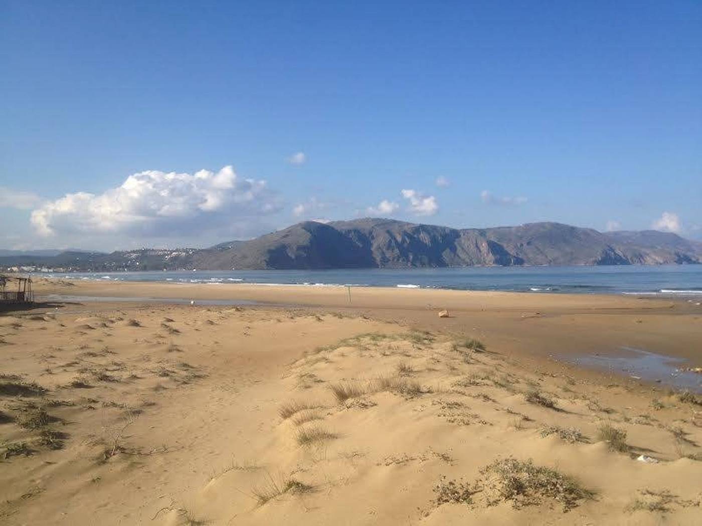 Georgioupolis Resort Aquapark & SPA Strand mit Dünen und Bergen im Hintergrund