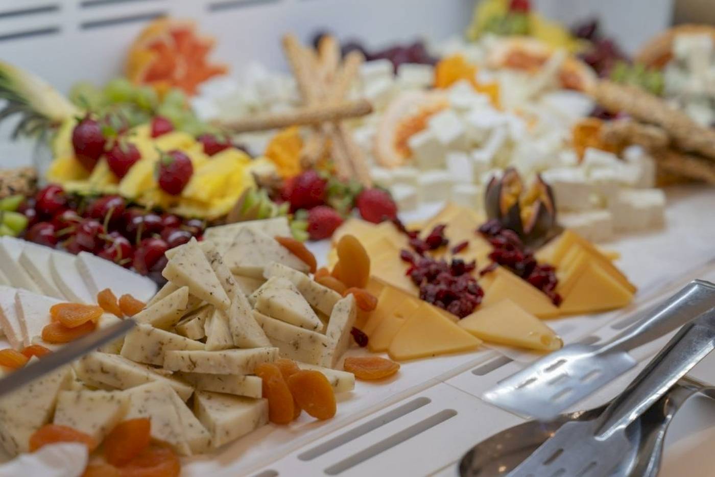 Buffetauswahl im Georgioupolis Resort Aquapark & SPA mit Käse, Obst und Snacks.